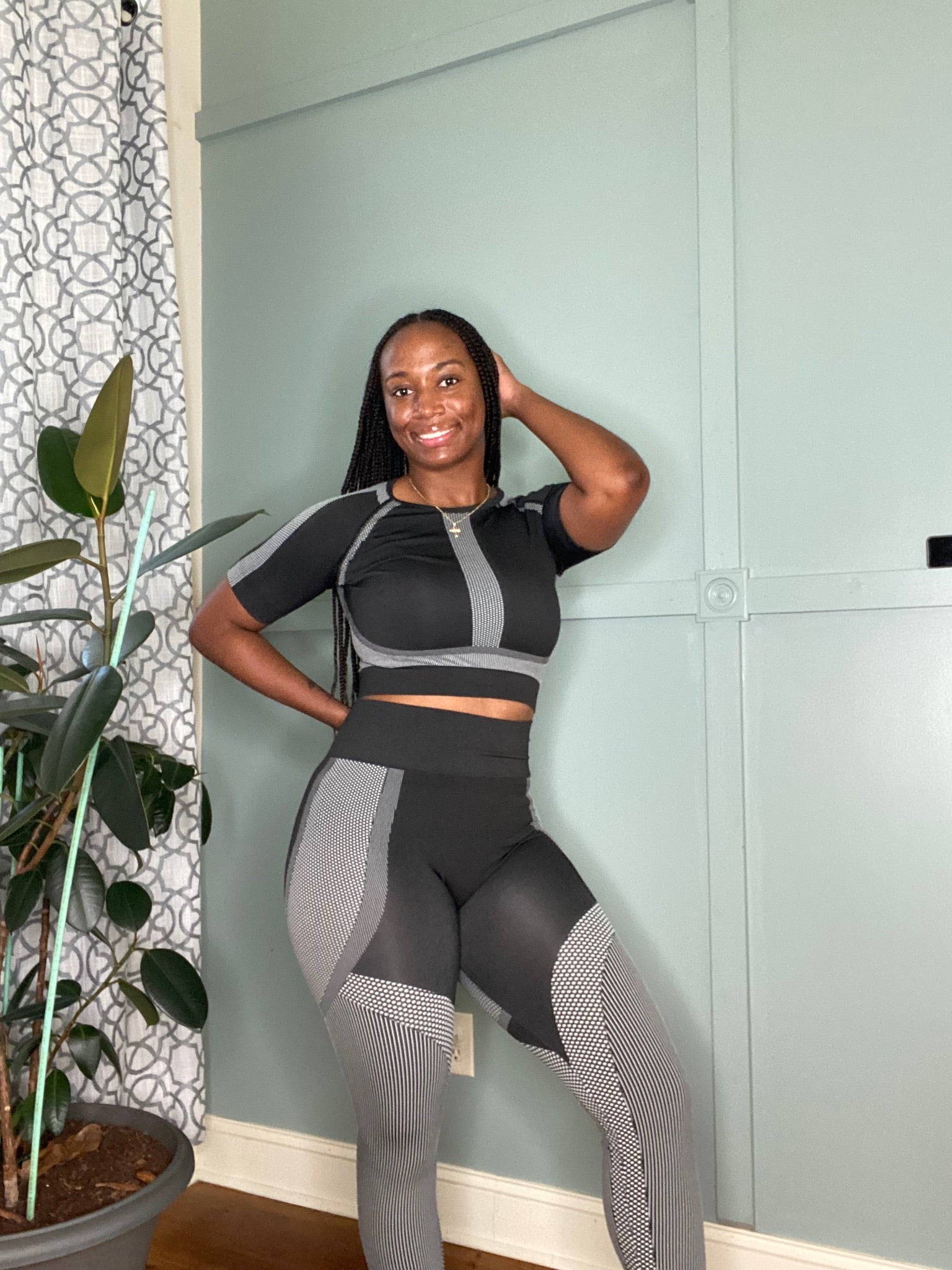 Connect the dots crop top and full-length legging set, very stretchy, model:166lbs size medium